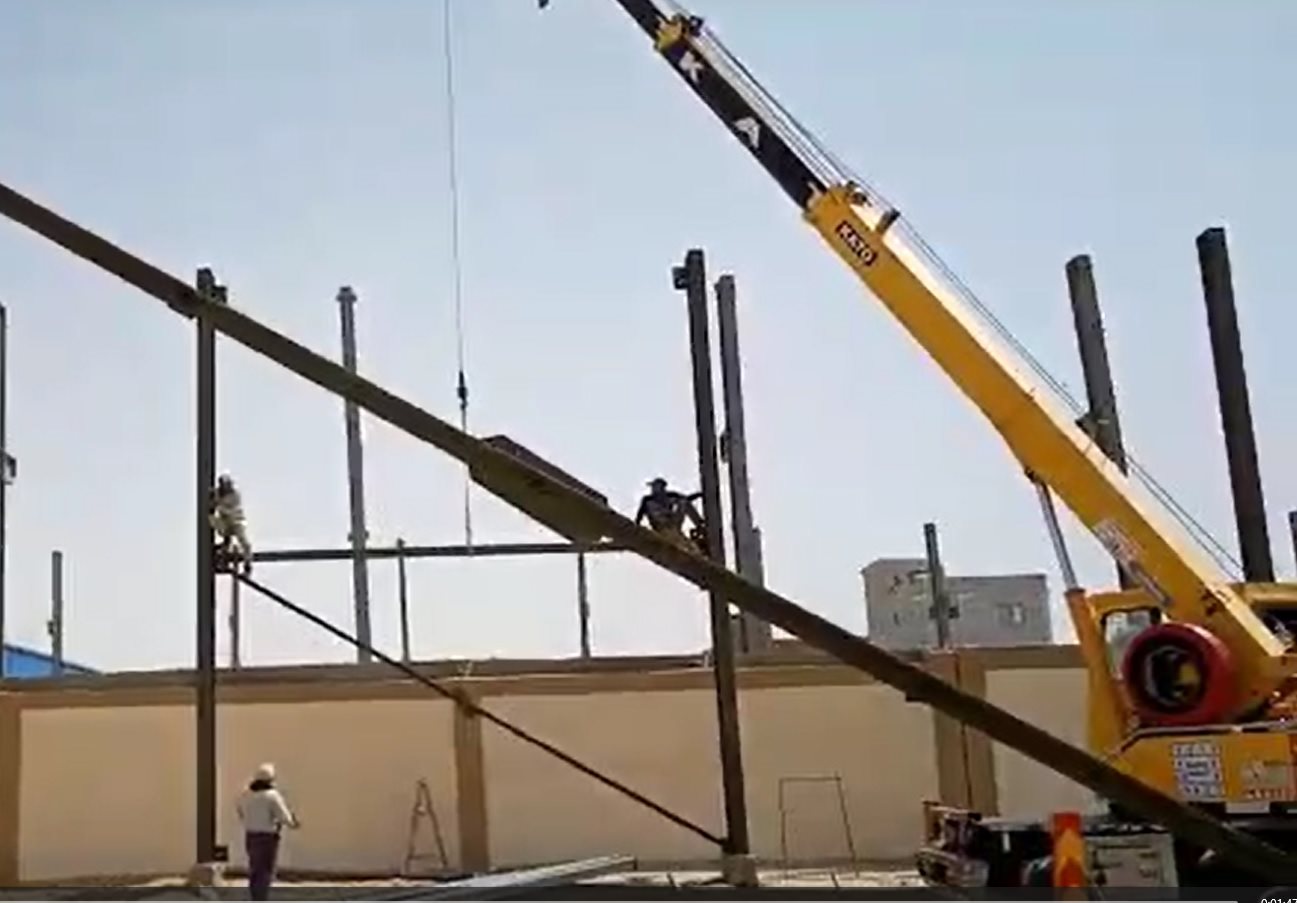 مصنع بدر — تركيب الهيكل المعدني بالونش