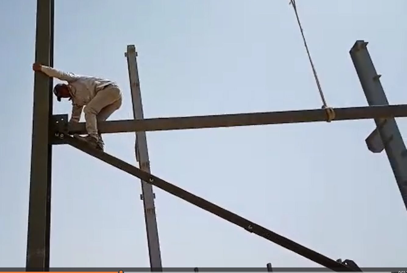 مصنع بدر — عامل على الكمرة المعدنية